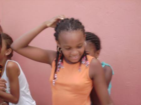 laéticia et sa cousine ki se cache !
